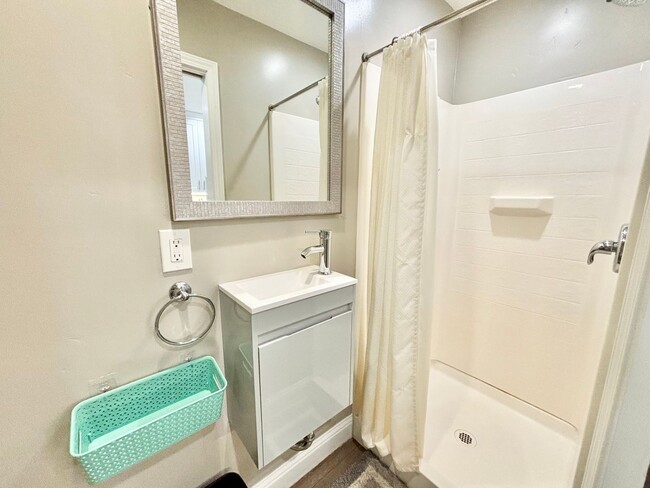 Building Photo - Fully Furnished Studio Near Nugget