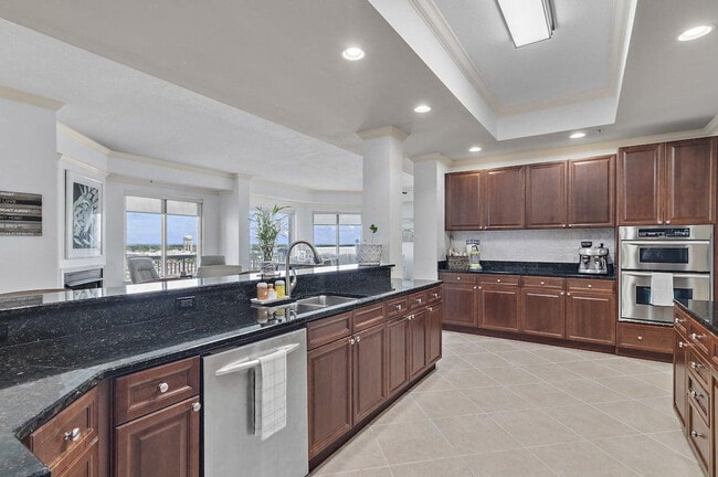 Building Photo - 725 Gulf Shore Dr