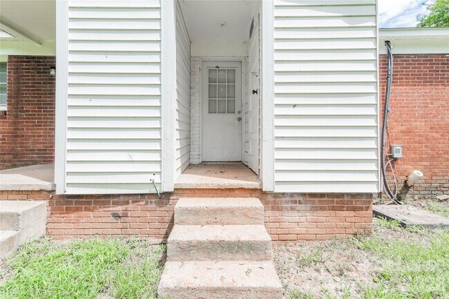 Building Photo - 2517 Hemphill St