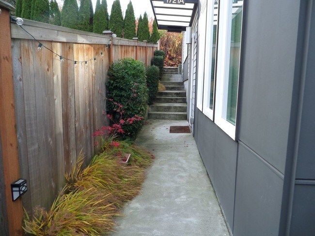 Building Photo - Fantastic 3 Bedroom Townhome w/Attached Garage and A/C in Seattle!!