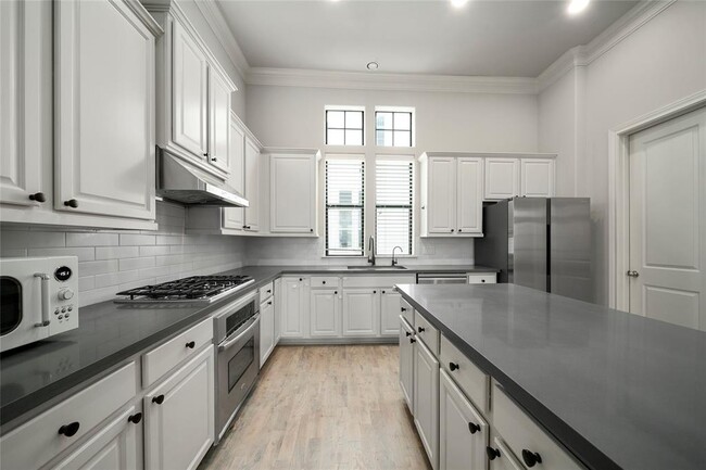 Building Photo - 409 W 17th St