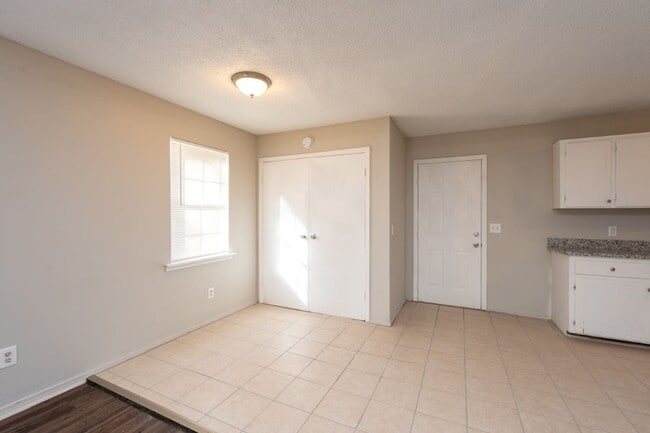 Building Photo - 581 Ridgewood Dr