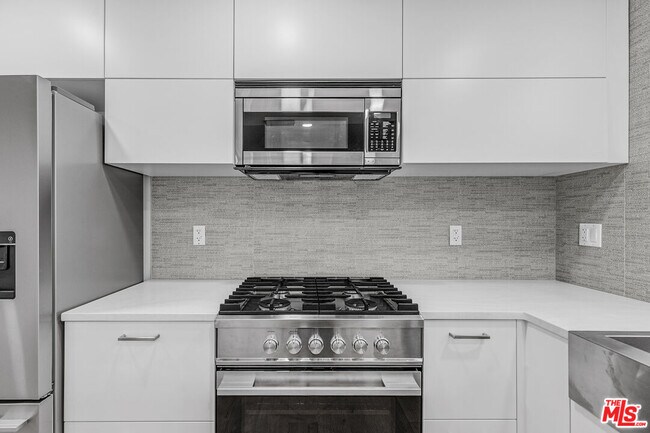 Building Photo - 2000 Beachwood Dr