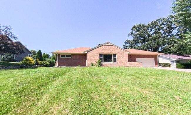 Primary Photo - Spacious 3 Bedroom 1.5 Bath Home- Located ...