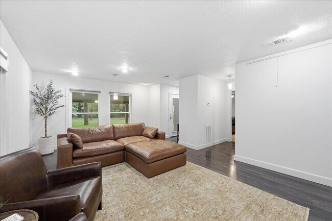 Building Photo - 2263 Briarcliff Dr