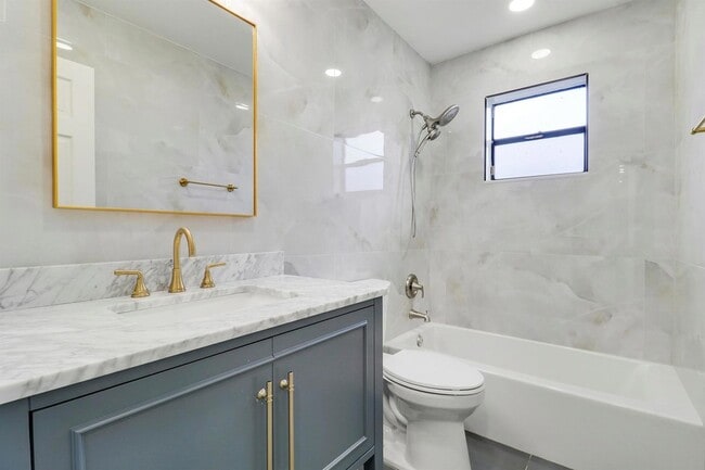 Building Photo - 1009 Alamanda Dr