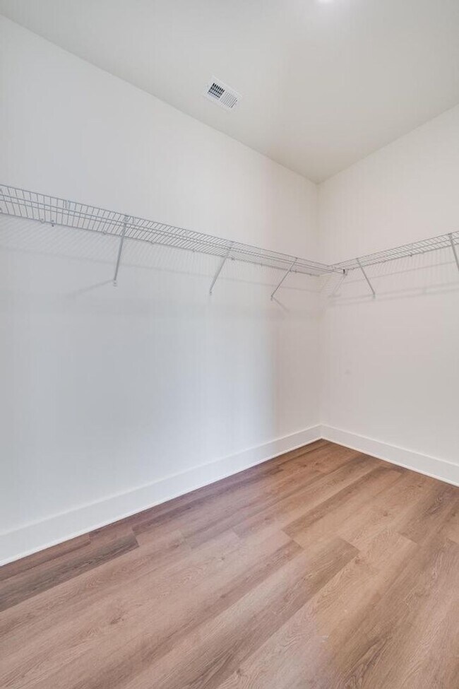 Building Photo - Primary suite on main level, bonus loft space upstairs!