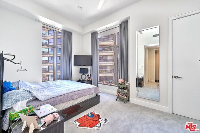 Building Photo - 10776 Wilshire Blvd