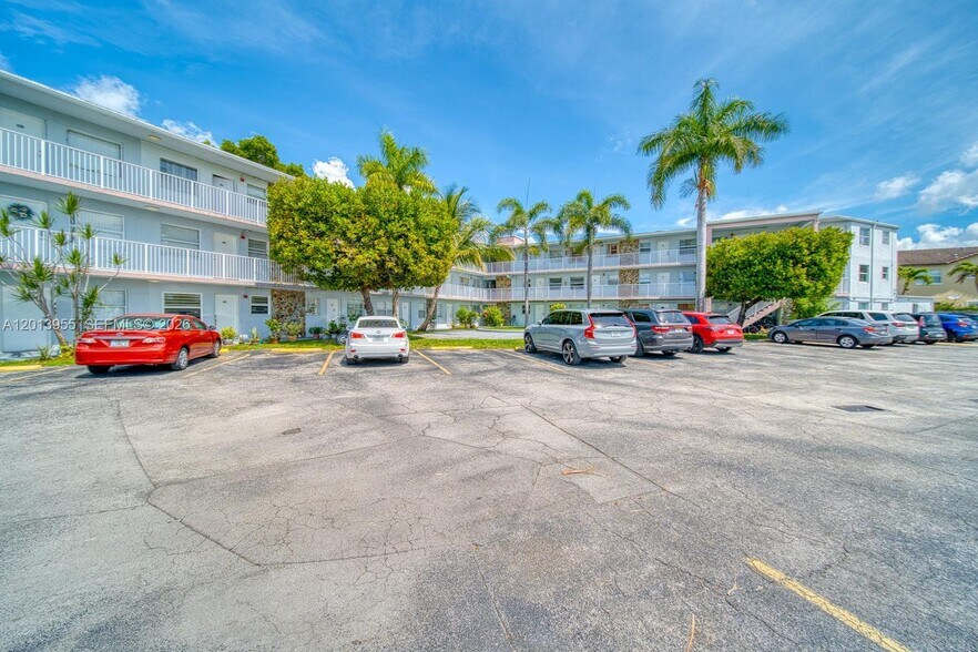 Building Photo - 7101 SW 89th Ct