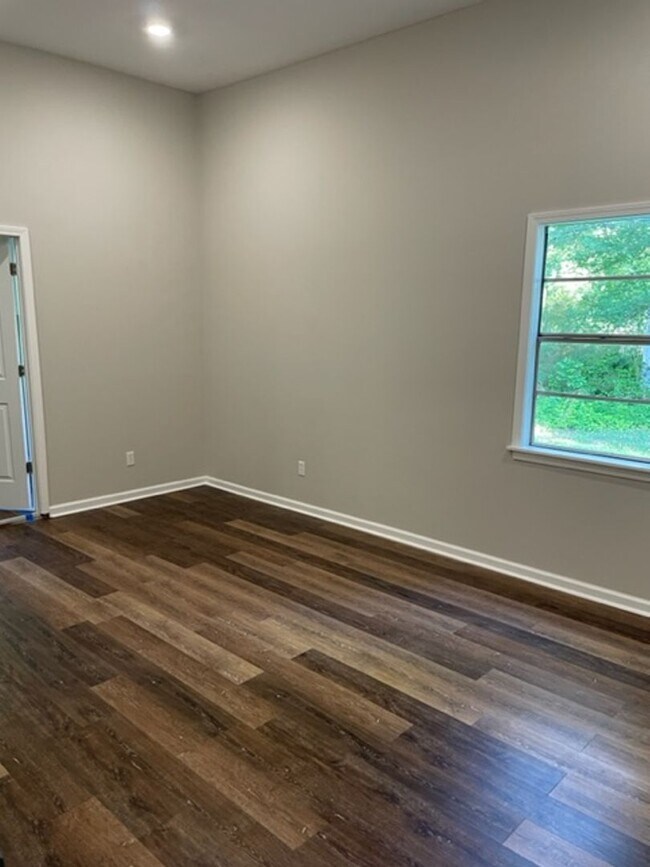 Building Photo - Renovated 3 Bedroom 2 Home on 1 Acre!