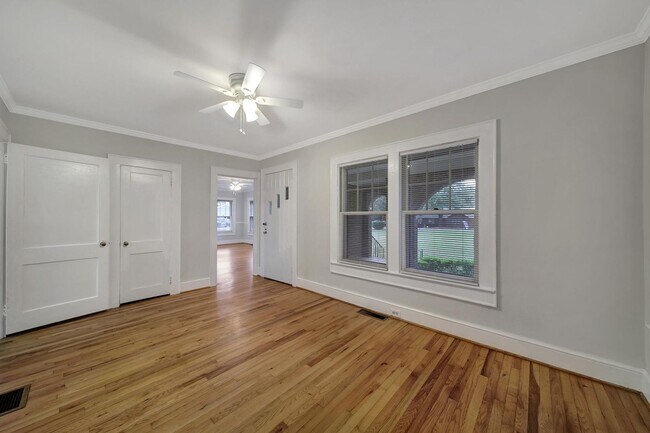 Building Photo - Lovely Brick Ranch Home Close to Uptown Ch...