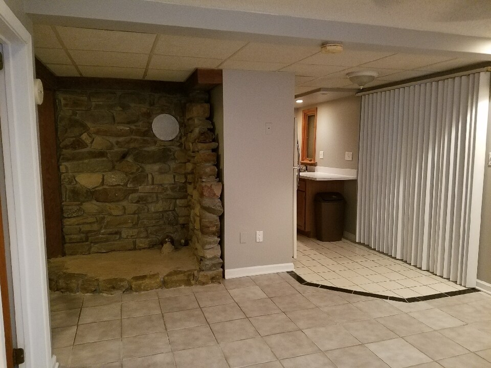 Lv Rm - 1717 Monroe Ave