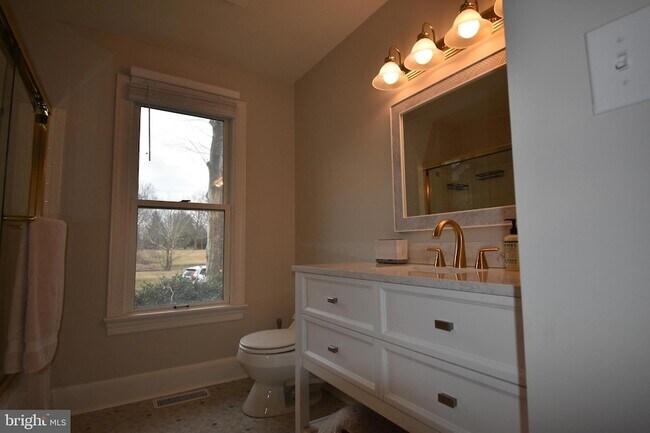 Building Photo - 295 Bay St