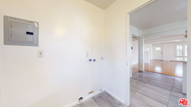 Building Photo - 1436 S Norton Ave