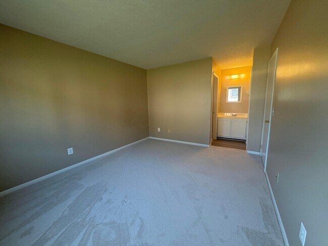 Building Photo - 2271 Hedgerow Road