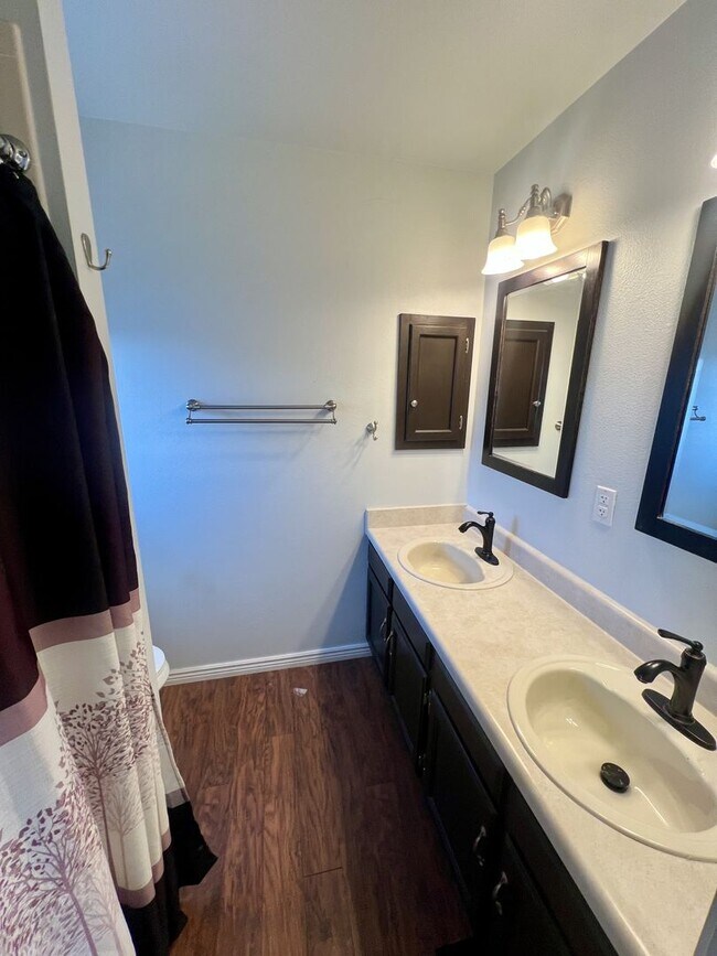 Building Photo - Gorgeous 4 Bedroom Home in Briargate!