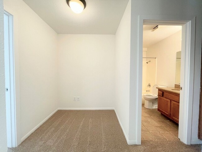 Building Photo - Upper Level Condo in Gated Arbor Hill!