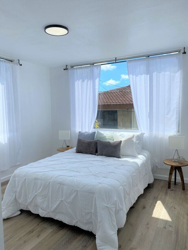 Building Photo - The Leilehua near Downtown Honolulu - Renovated 1 Bedroom 1 Bath 1 Covered Parking