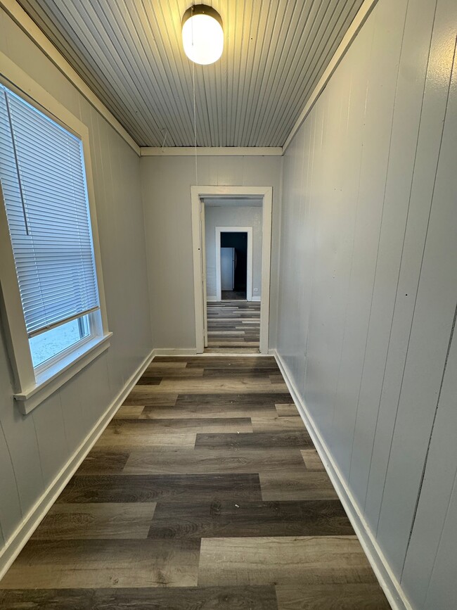 Building Photo - 2214 Kemble Ave