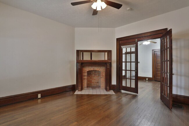 Building Photo - 4 Bedroom , 2 Bath Newly Renovated Townhouse - Right off of High St - FREE Washer / Dryer and Off...