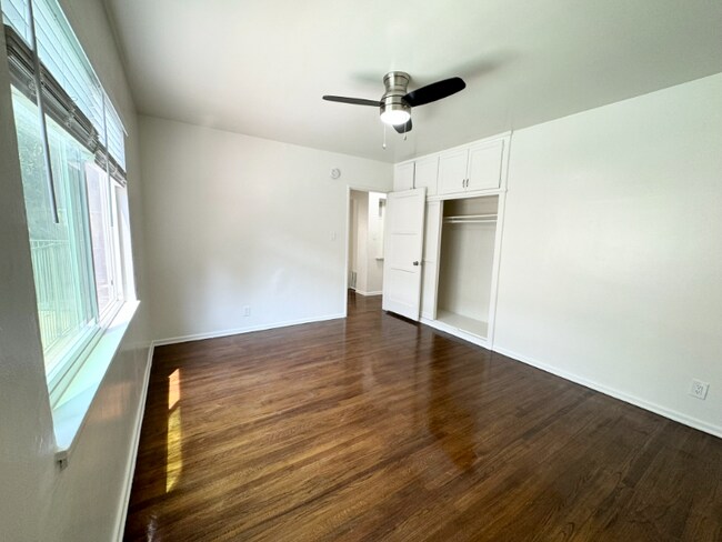 Building Photo - 905 N Sweetzer Ave