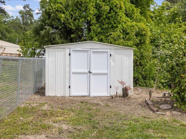Building Photo - Luxury Remodeled 4 Bedrooms  2 Full Baths