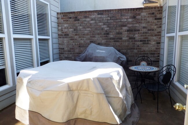 Building Photo - Location and upgrades! 3BR/2BA dbl garage, tons of storage, no carpet!