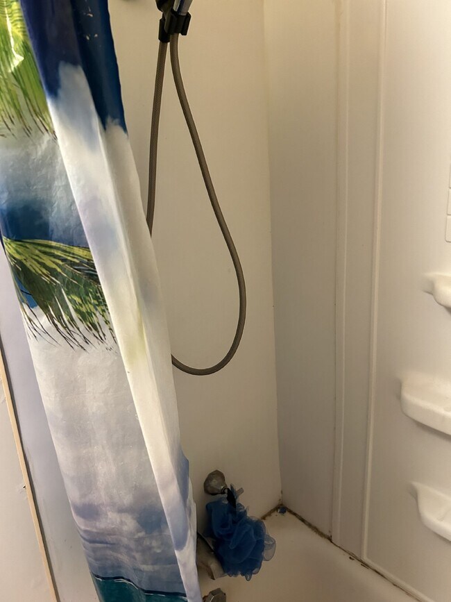 Building Photo - Welcome Home to Your Charming 2-Bedroom Ap...