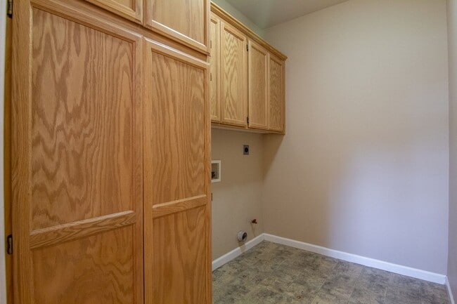 Building Photo - Country Home for Rent on Acreage | 3.5 Acres, 3 Car Garage, Deck, Pet Friendly