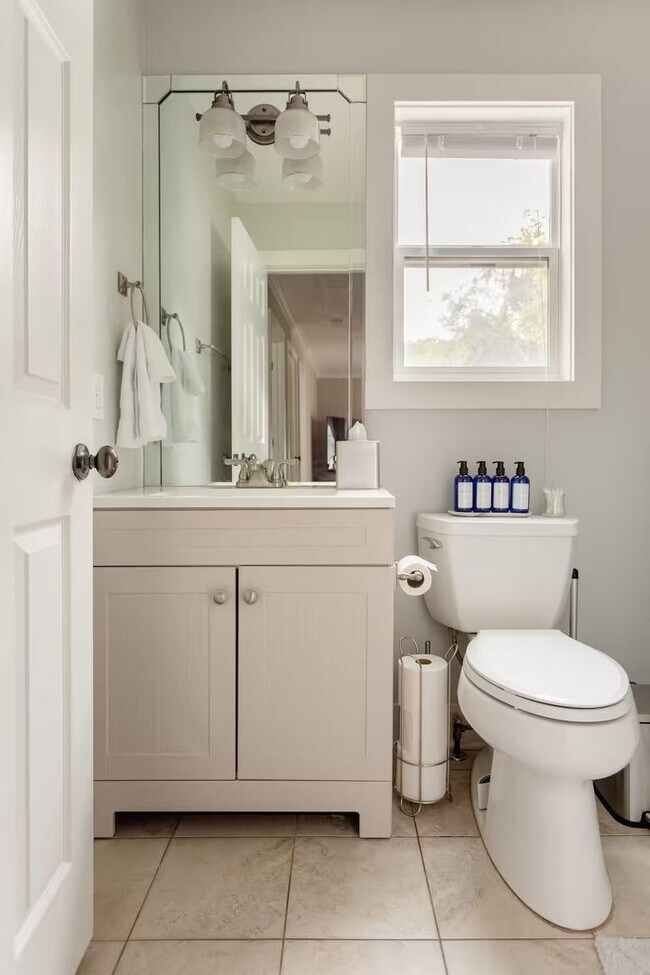 Building Photo - Ideal West Nashville Location!