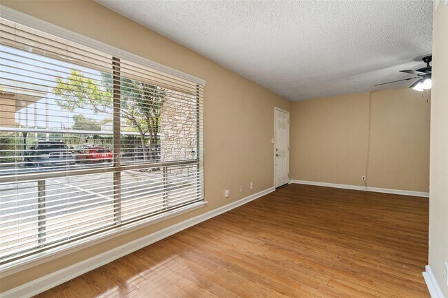 Building Photo - 500 E Riverside Dr