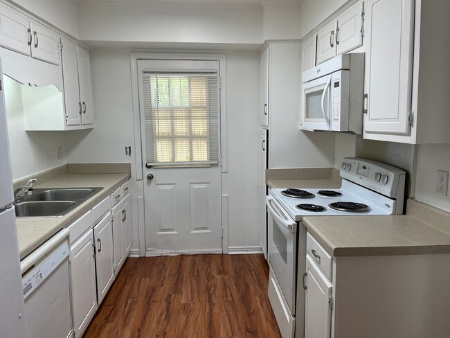 Building Photo - 3 bed 2 bath town home available in NE Jac...