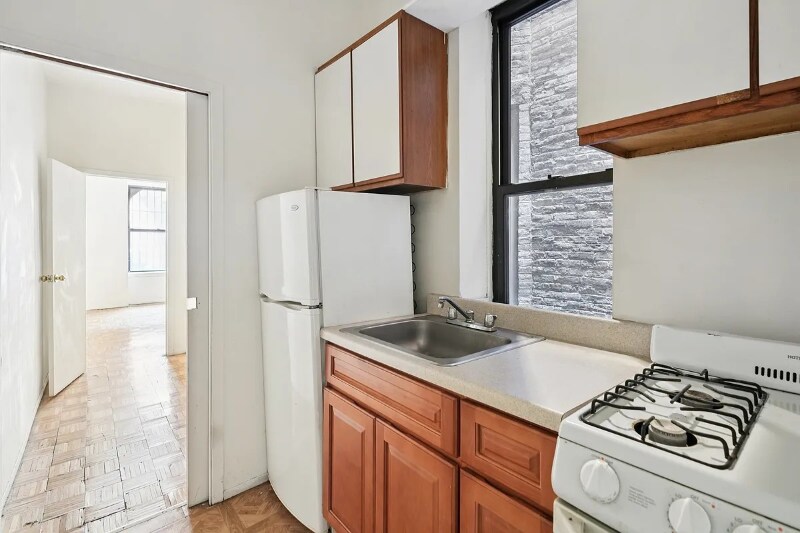 Building Photo - 325 E 89th St