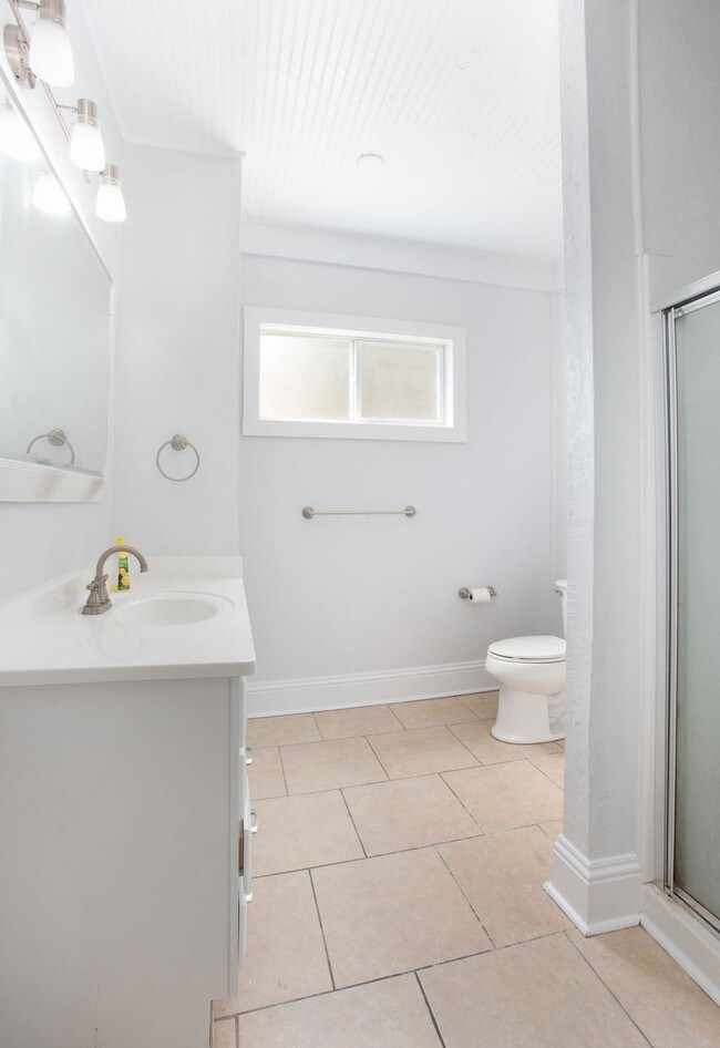 Building Photo - 1 Bedroom 1 Bath downtown