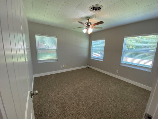 Building Photo - 102 E Live Oak St