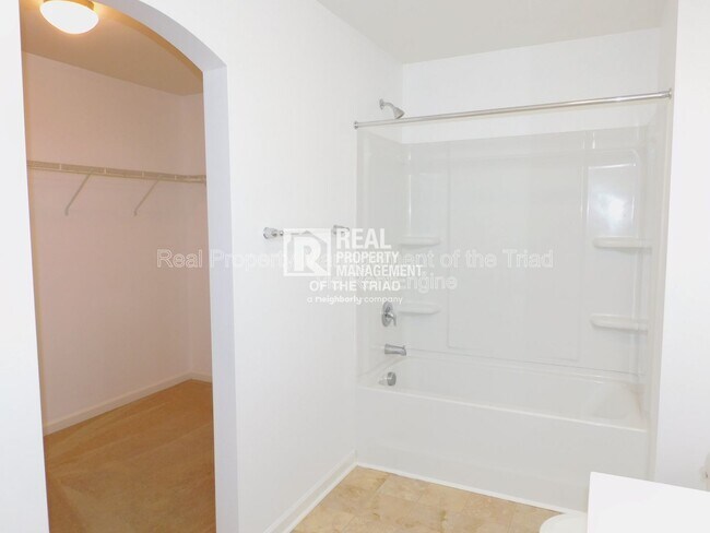 Building Photo - 5013 Red Poll Dr