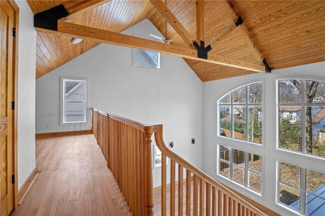 Building Photo - 1008 Courtenay Dr NE