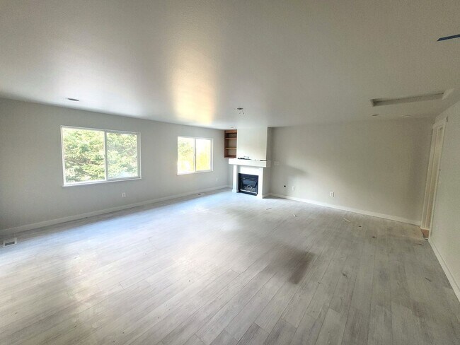 Building Photo - Spacious Four Bedroom Home with Bonus Room...