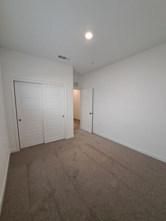 Building Photo - RENT REDUCED TO $2395 & MOVE IN SPECIAL: $1000 OFF THE 1ST MONTH'S RENT! Spacious 3BR/2BA Home wi...