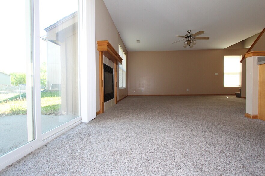 Living room - 915 Jackalope Ct