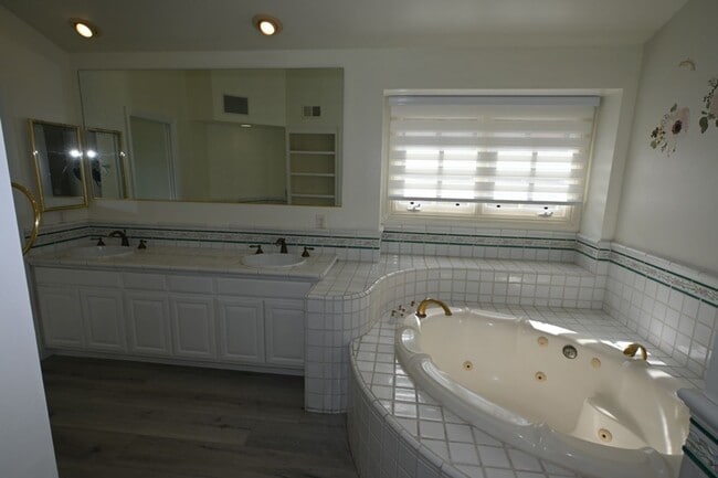 Building Photo - Beautiful Mission Viejo 5 bedroom 2.5 bathroom plus den home