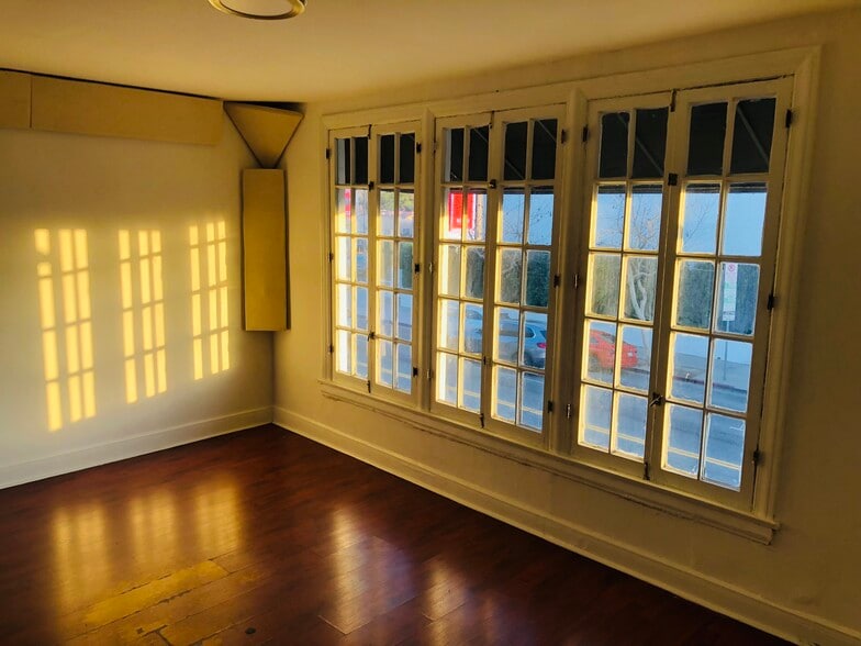 Building Photo - 7261 1/2 Melrose Ave