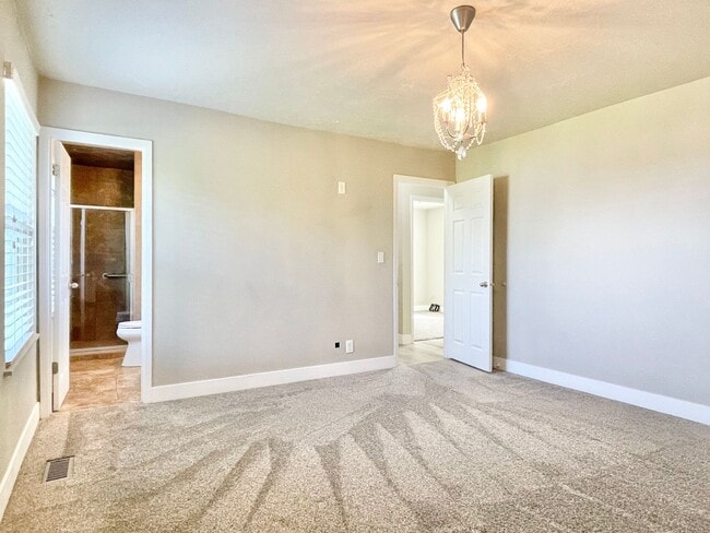 Building Photo - Gorgeous Home with Stunning Views!