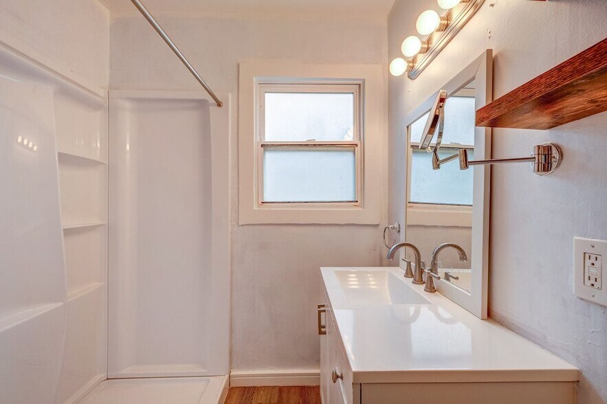 Building Photo - 566 Russell St