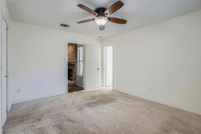 Building Photo - 9802 Briar Ridge Dr