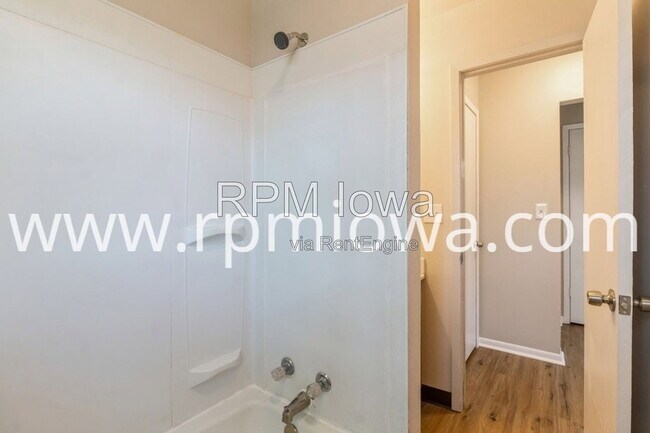 Building Photo - 215 NW Arlan Dr