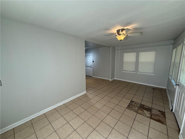 Building Photo - 1308 Charmaine Cir E