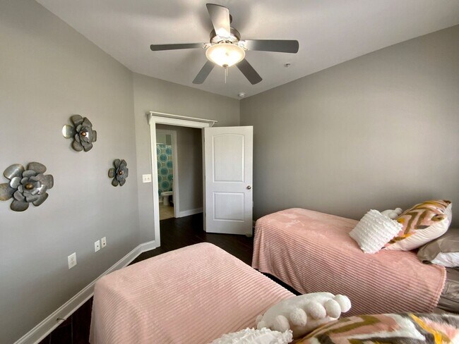 Building Photo - Furnished 3 bedroom 3 bath Condo - Flexible Term lease - Topsail Landing Community