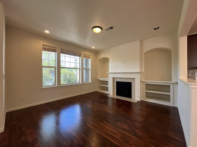 Building Photo - 3BD/3BA Bethany Home with Vaulted Ceilings, Stainless Appliances & Gas Fireplace