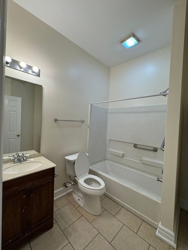 Building Photo - 2027 Russell Blvd